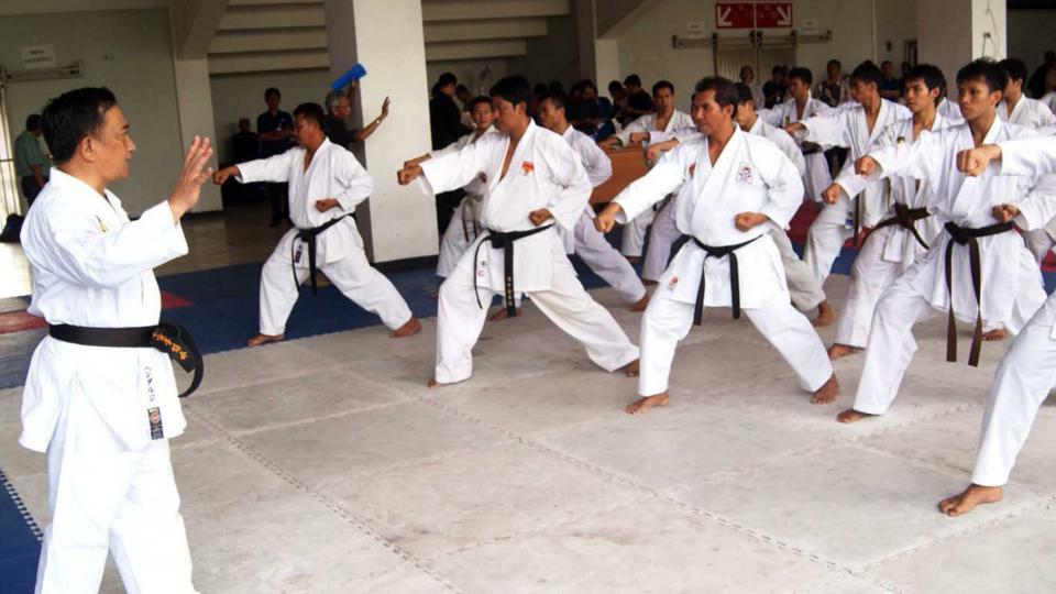 Atlet karate Indonesia berhasil merebut gelar juara umum dalam turnamen internasional level Asia Tenggara. - INDOSPORT